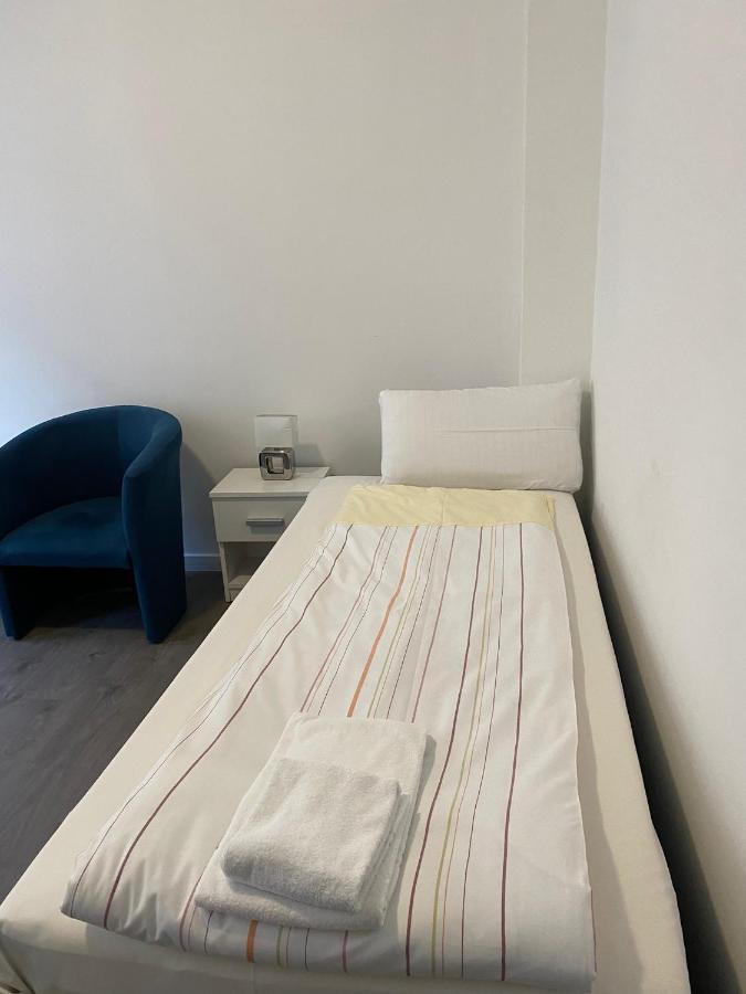 Modernes Apartment Mit 2 Schlafzimmern Und Privatparkplatz Nahe Innenstadt Neumünster Dış mekan fotoğraf