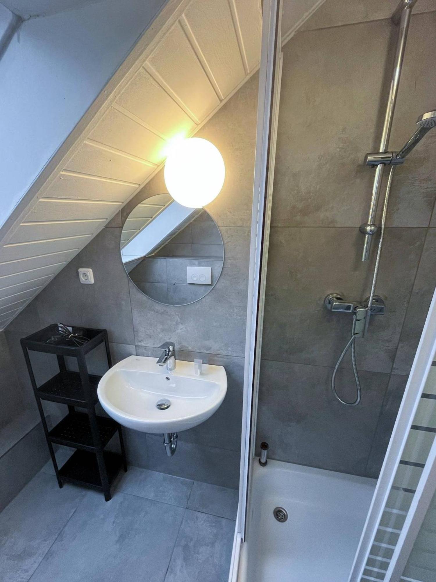 Modernes Apartment Mit 2 Schlafzimmern Und Privatparkplatz Nahe Innenstadt Neumünster Dış mekan fotoğraf
