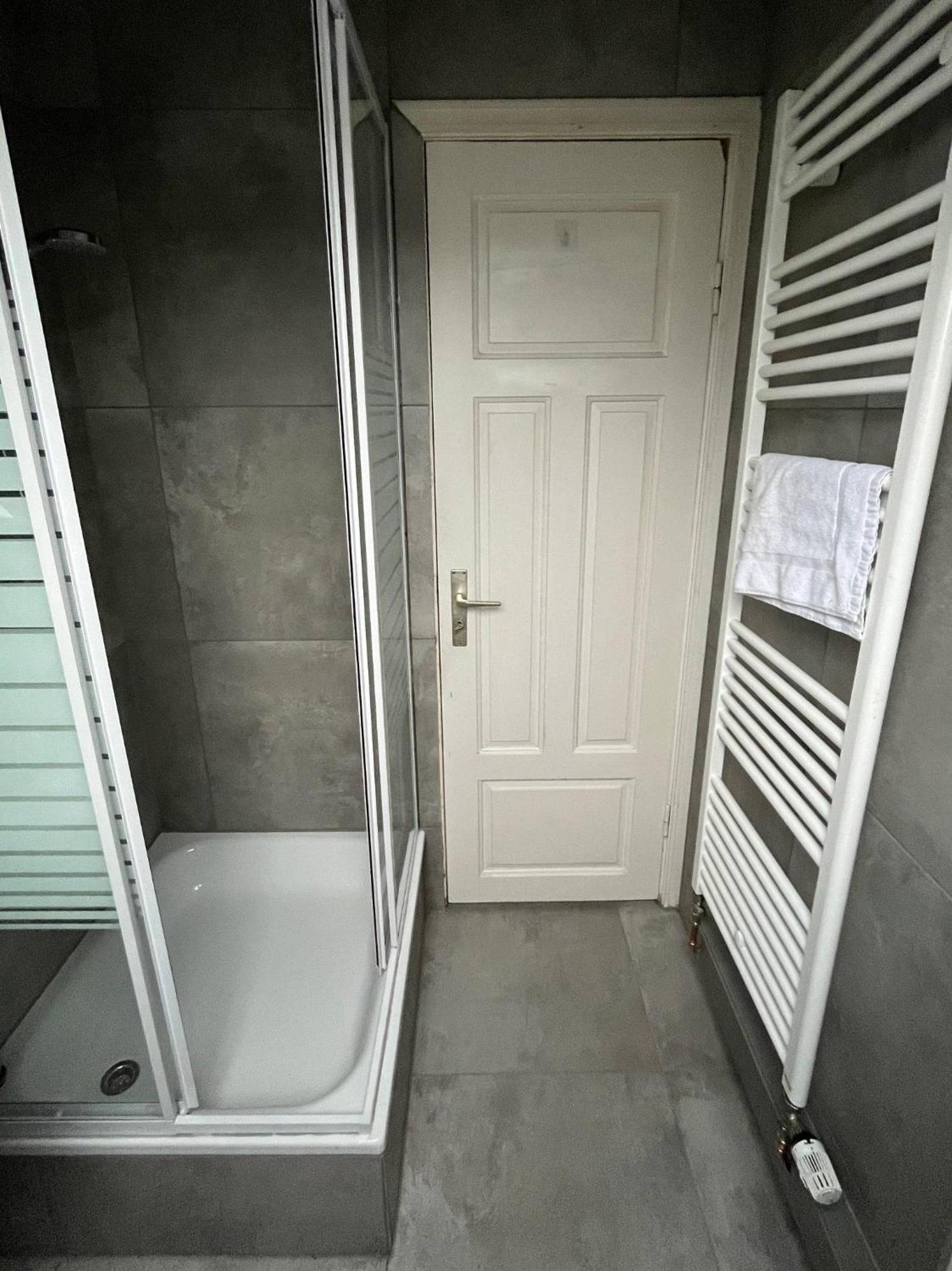 Modernes Apartment Mit 2 Schlafzimmern Und Privatparkplatz Nahe Innenstadt Neumünster Dış mekan fotoğraf