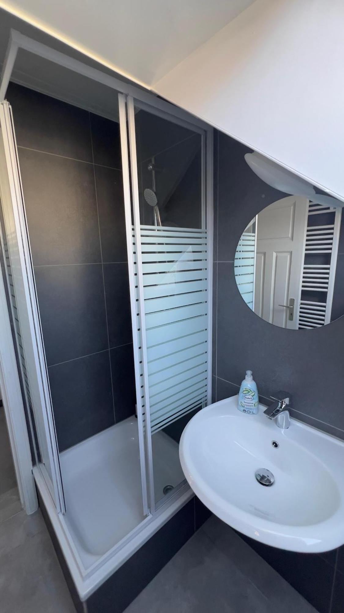 Modernes Apartment Mit 2 Schlafzimmern Und Privatparkplatz Nahe Innenstadt Neumünster Dış mekan fotoğraf