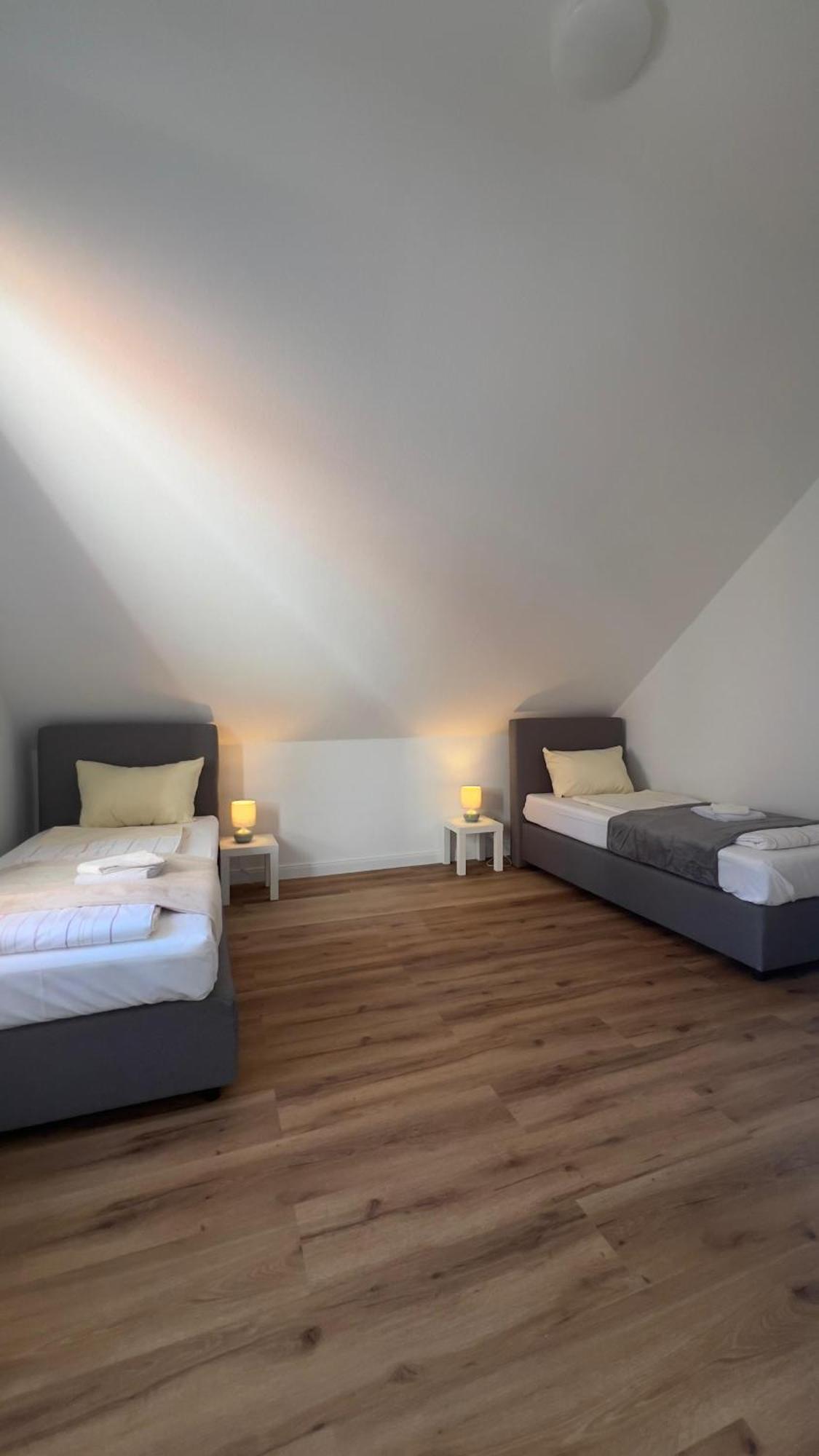 Modernes Apartment Mit 2 Schlafzimmern Und Privatparkplatz Nahe Innenstadt Neumünster Dış mekan fotoğraf
