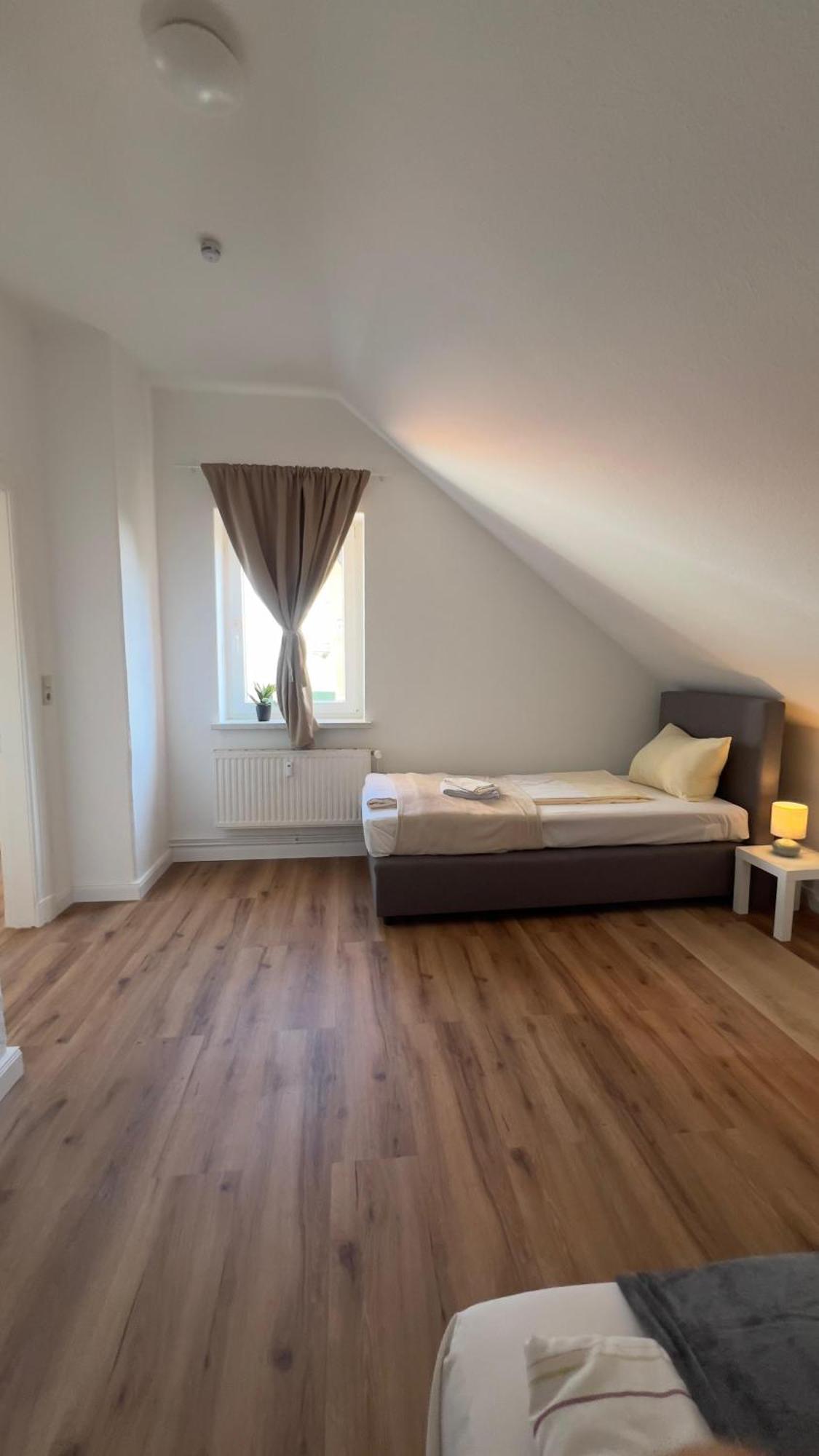 Modernes Apartment Mit 2 Schlafzimmern Und Privatparkplatz Nahe Innenstadt Neumünster Dış mekan fotoğraf