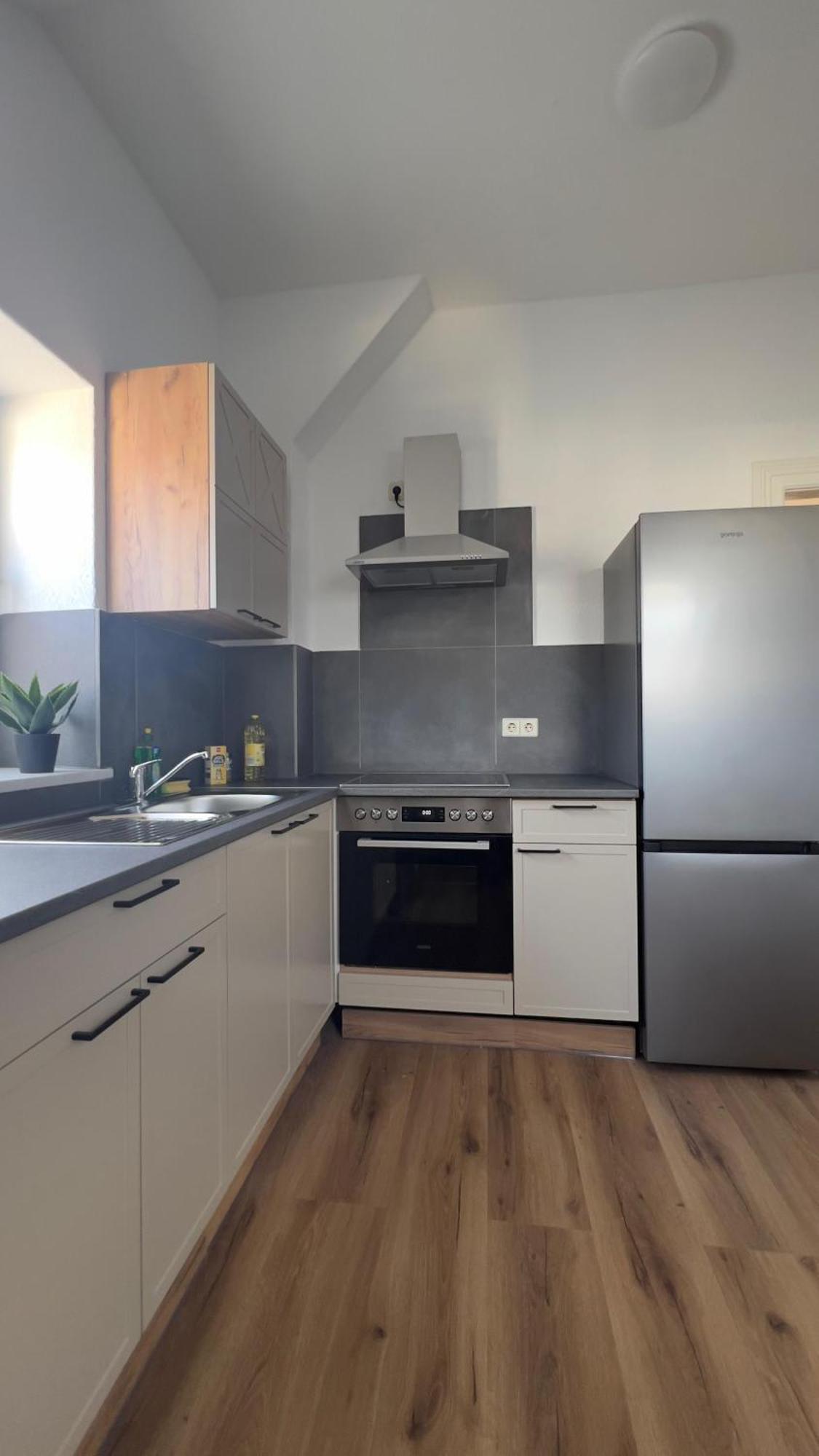 Modernes Apartment Mit 2 Schlafzimmern Und Privatparkplatz Nahe Innenstadt Neumünster Dış mekan fotoğraf